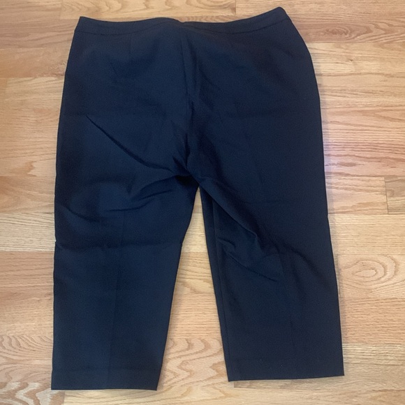 Fabulously Slimming by Chico’s Black stretch capris pants Sz 3/XL - Picture 8 of 9
